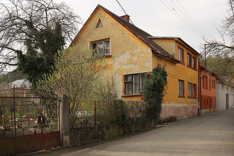 Nakonec zbyl čas i na malou prohlídku městysu, včetně Renčina zasvěceného vyprávění. Třeba historie tohoto domu je skutečně zajímavá.