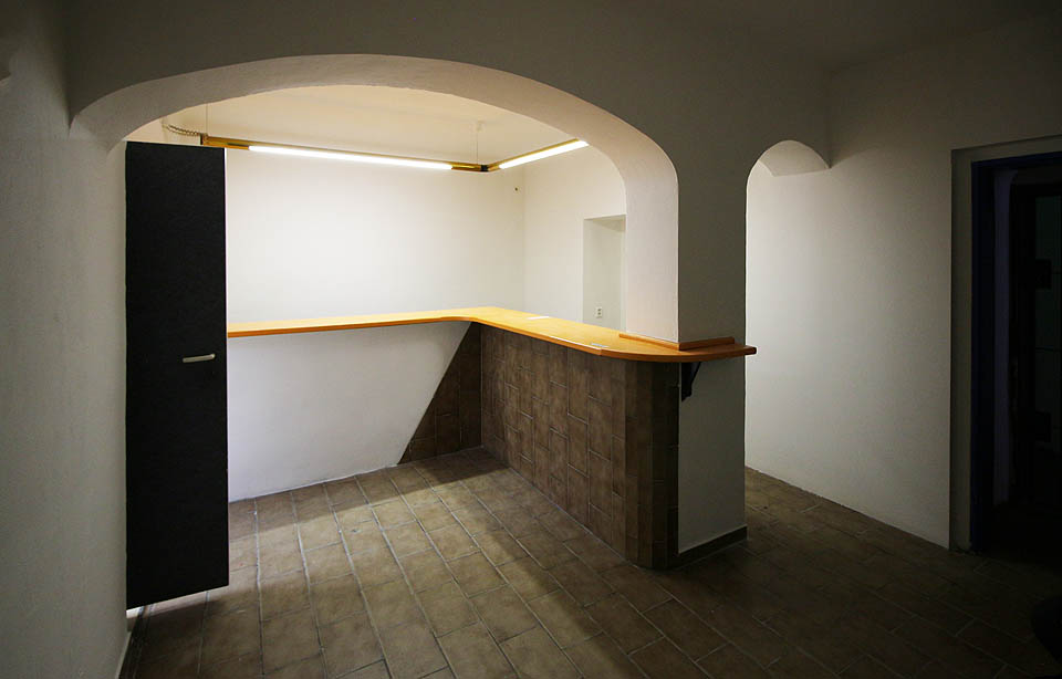 I takové romantické sklepní prostory s vestavěným barem jsme v nouzi na konci dubna zvažovali jako novou klubovnu.