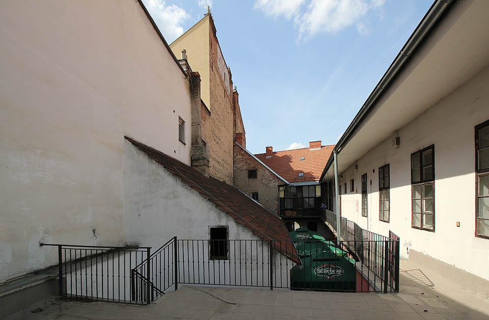 Tenhle stínadelský dvorek na Starém brně by taky stál za úvahu. Dnes už se v Brně podaří najít romantičtější prostředí v uličkách jen málokde.