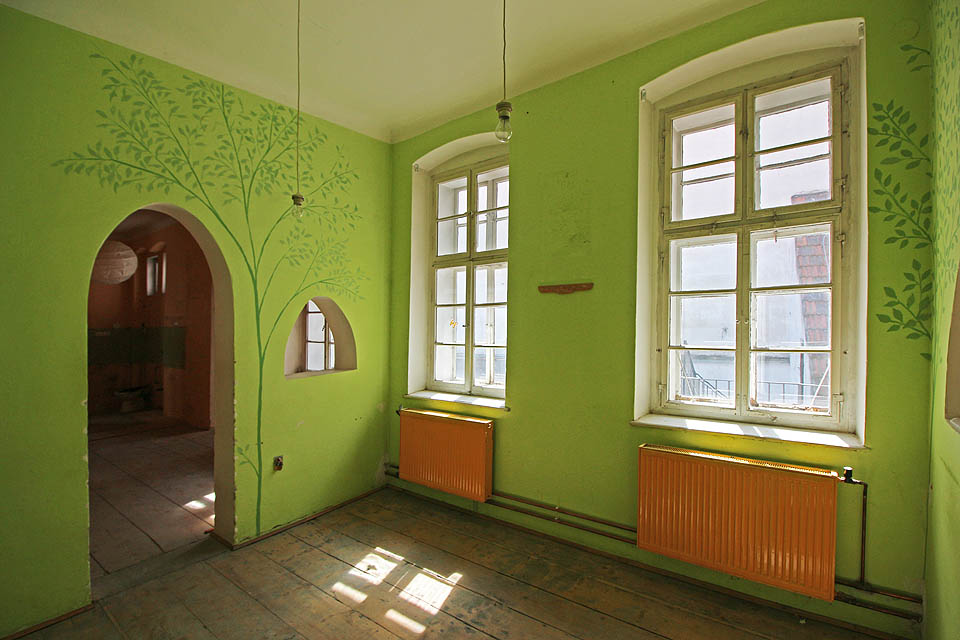 Poměrně velké prostory v působišti bývalé čajovny na nás zapůsobily. Výmalbou, romantickou atmosférou i plísněmi na zdech.