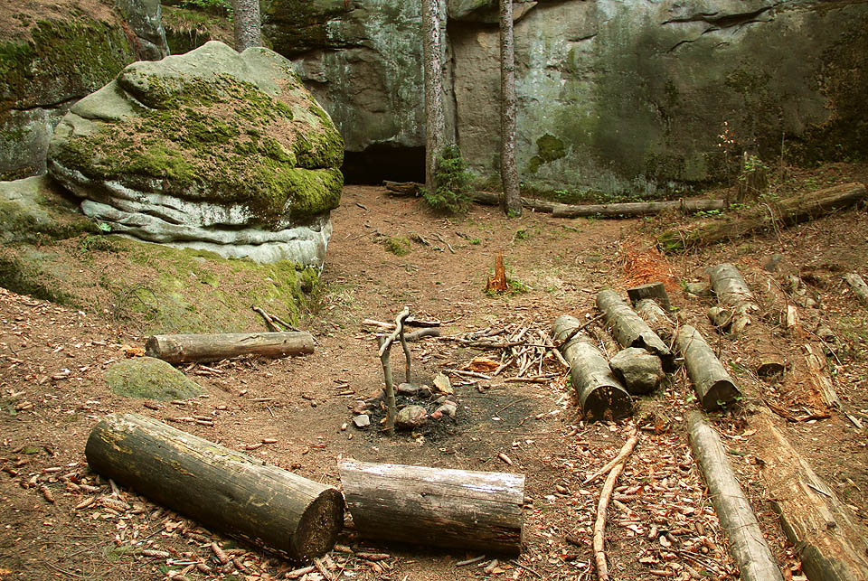 Kdo zná Pulčiny trošku lépe než čtenář turistické mapy, ví, že trampských tábořišť je tu celá řada. Na jednom z nich jsme schovali úplně první krabičku s bločkem. Jak hezké by bylo skončit cestu tady a u ohýnku přečkat příjemnou noc… Kdo zná Pulčiny trošku lépe než čtenář turistické mapy, ví, že trampských tábořišť je tu celá řada. Na jednom z nich jsme schovali úplně první krabičku s bločkem. Jak hezké by bylo skončit cestu tady a u ohýnku přečkat příjemnou noc…