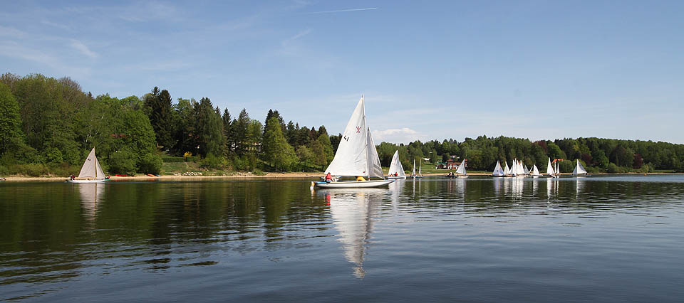 Na přehradě byly totiž zrovna celostátní závody vodních skautů v plachtění. Pátrali jsme po kamarádu Akélovi, ale bylo nám řečeno, že před chvíli odjel zpátky do Pardubic. Mezitím se ale ozývá kamarád Alpín, že by se rád někde připojil - a že, až si rozmyslí, kde, na nás někde počká. Na přehradě byly totiž zrovna celostátní závody vodních skautů v plachtění. Pátrali jsme po kamarádu Akélovi, ale bylo nám řečeno, že před chvíli odjel zpátky do Pardubic. Mezitím se ale ozývá kamarád Alpín, že by se rád někde připojil - a že, až si rozmyslí, kde, na nás někde počká.