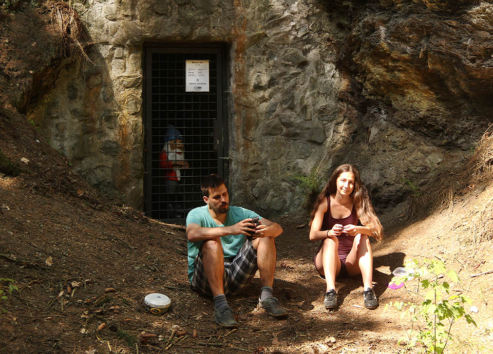 <a href="/Tema/Mertova díra">Kovkopecká štola zvaná Mertova díra</a> u Nového Města nad Metují je uzavřená. To nám ale nezabránilo umístit opodál další skrýš.