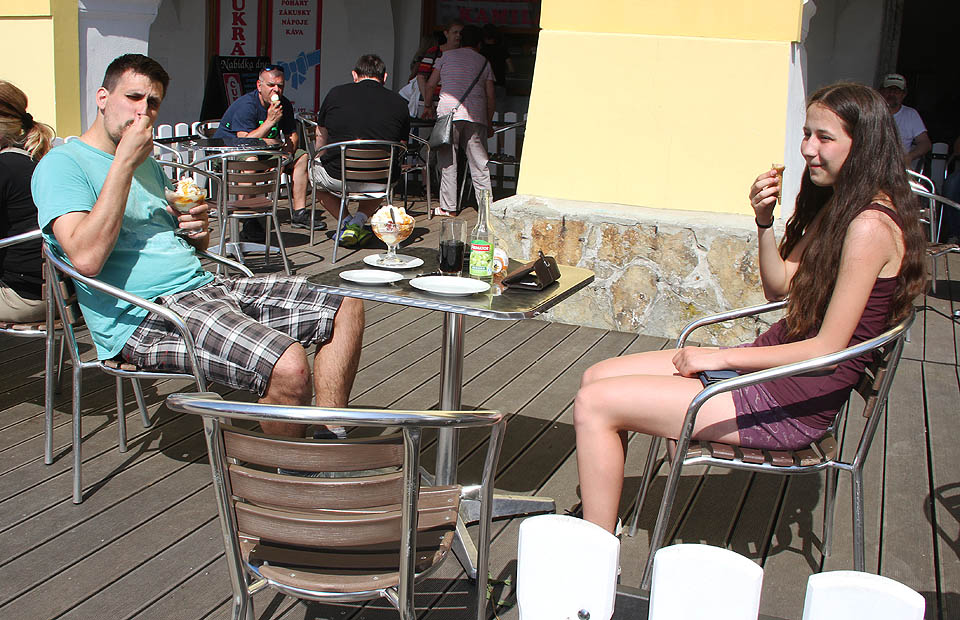 V Novém Městě nad Metují nám plánovač Vojta dovolil 15 minut na zmrzlinu. V Novém Městě nad Metují nám plánovač Vojta dovolil 15 minut na zmrzlinu.