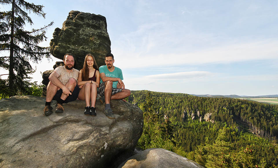 Nad Metují jsme nicméně ještě zůstali a protože se nám nechtělo platit stovku za vstup, vyšplhali jsme se do Teplických skal zadem od řeky. Vrcholová fotka pochází ze skály se stylovým názvem Lokomotiva. Nad Metují jsme nicméně ještě zůstali a protože se nám nechtělo platit stovku za vstup, vyšplhali jsme se do Teplických skal zadem od řeky. Vrcholová fotka pochází ze skály se stylovým názvem Lokomotiva.