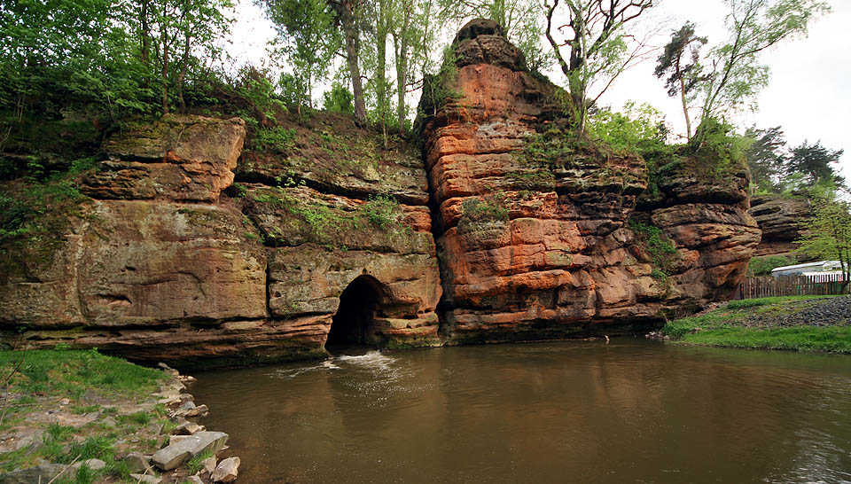 Zvláštní vodní hrad mně nahání hrůzu ještě teď doma u počítače. Zvláštní vodní hrad mně nahání hrůzu ještě teď doma u počítače.