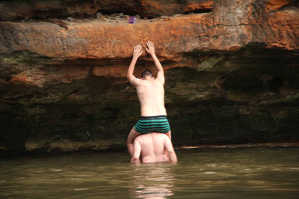 Zdánlivě nevinné jezírko pod skalou má i hlubší místa, kde je potřeba k dosáhnutí na římsu udělat bezmála lidskou pyramidu podle Rychlých šípů. Zdánlivě nevinné jezírko pod skalou má i hlubší místa, kde je potřeba k dosáhnutí na římsu udělat bezmála lidskou pyramidu podle Rychlých šípů.