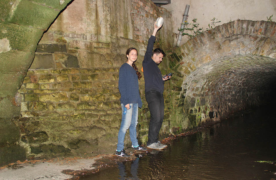 V <a href="/Tema/Tunel Pokratického potoka">tunelu Pokratického potoka</a> Vojta zaměřuje polohu za pomocí geodetické stanice, zatímco Doubravka nezaměřuje polohu za pomocí geodetické stanice. Čeká nás ještě jízda do <a href="/Tema/Vroutek">Vroutku</a>, kde před půlnocí nabereme Iliče a pak hurá do opuštěného tunelu do spacáku. V <a href="/Tema/Tunel Pokratického potoka">tunelu Pokratického potoka</a> Vojta zaměřuje polohu za pomocí geodetické stanice, zatímco Doubravka nezaměřuje polohu za pomocí geodetické stanice. Čeká nás ještě jízda do <a href="/Tema/Vroutek">Vroutku</a>, kde před půlnocí nabereme Iliče a pak hurá do opuštěného tunelu do spacáku.