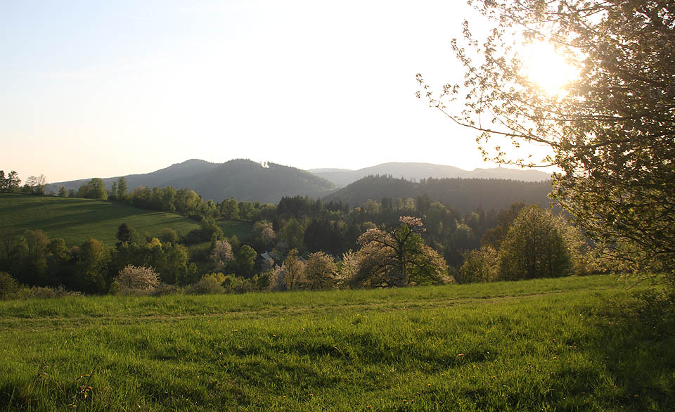 …čas je ale neúprosný, proto jsme seběhli z kopce, vyběhli do protějšího (a pak ještě jednou) a hned zase autem uháněli dál. V Kopřivnici už na nás totiž čekala Doubravka, která se rozhodla k nám opřidat na většinu cesty, abychom nebyli jen dva. …čas je ale neúprosný, proto jsme seběhli z kopce, vyběhli do protějšího (a pak ještě jednou) a hned zase autem uháněli dál. V Kopřivnici už na nás totiž čekala Doubravka, která se rozhodla k nám opřidat na většinu cesty, abychom nebyli jen dva.