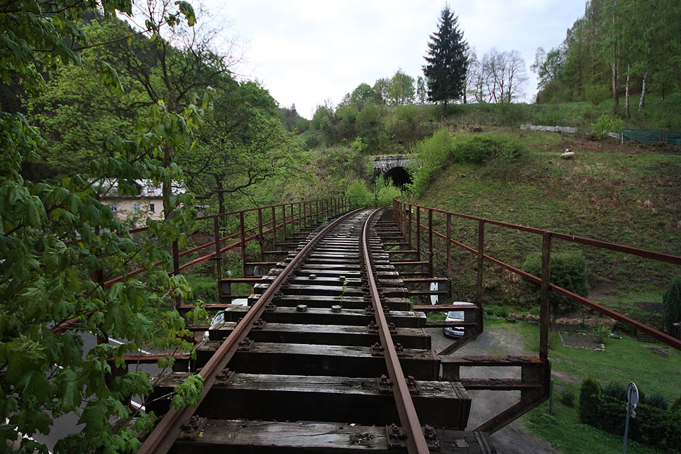V kalném nedělním ránu před rozedněním vypadal <a href="/Tema/Cechšský tunel">Cechšský tunel</a> při pohledu z <a href="/Tema/Loketský tunel I">loketského tunelu č. 1</a>, kde jsme nocovali, ještě strašidelněji než obvykle. Mrtvej vlak by se tu vyjímal jako nikde jinde. V kalném nedělním ránu před rozedněním vypadal <a href="/Tema/Cechšský tunel">Cechšský tunel</a> při pohledu z <a href="/Tema/Loketský tunel I">loketského tunelu č. 1</a>, kde jsme nocovali, ještě strašidelněji než obvykle. Mrtvej vlak by se tu vyjímal jako nikde jinde.
