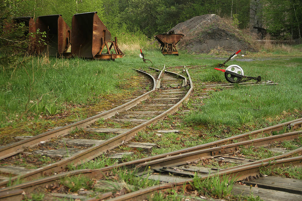 Kdysi tu byla rozsáhlá síť čítající desítky kilometrů rašeliništních úzkokolejek, ze které ale do dnešních dnů přežil jen relativně krátký úsek muzejní dráhy. Kdysi tu byla rozsáhlá síť čítající desítky kilometrů rašeliništních úzkokolejek, ze které ale do dnešních dnů přežil jen relativně krátký úsek muzejní dráhy.