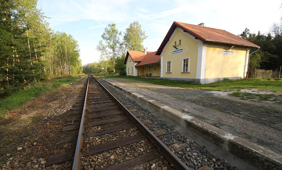 <a href="/Tema/Nový Drahov (nákl a žzast)">Nákladiště a zastávka Nový Drahov</a> leží doslova mezi (falešnými) bahenními sopkami. Jinak tu už skoro nic není.