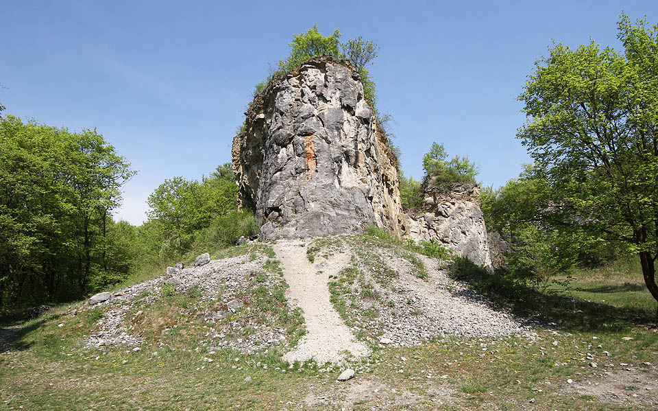 Konečně se směr naší cesty obrátil. Doubravka s Ičem nás opustili a my se s Vojtou vyhýbáme <a href="/Tema/Praha">Praze</a>, lízajíce středočeský kraj úklonem směrem k jihu. Pořád čekáme, kdy se připojí ten Alpín. Konečně se směr naší cesty obrátil. Doubravka s Ičem nás opustili a my se s Vojtou vyhýbáme <a href="/Tema/Praha">Praze</a>, lízajíce středočeský kraj úklonem směrem k jihu. Pořád čekáme, kdy se připojí ten Alpín.