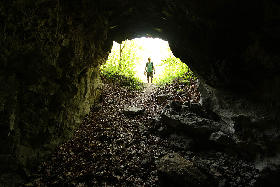Také tudy se kdysi proháněly úzkokolejné vláčky. Vojta už na mě ale volá, že musíme jet dál. Také tudy se kdysi proháněly úzkokolejné vláčky. Vojta už na mě ale volá, že musíme jet dál.