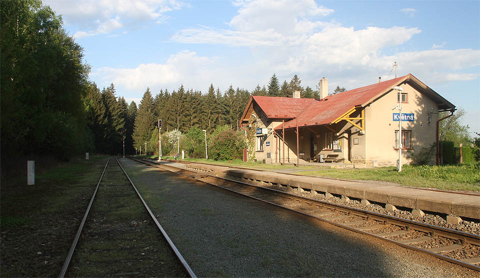 Železniční stanici <a href="/Tema/Květná (žst)">Květnou</a> jsme navštívili prostě jen proto, že je krásná i na konci dubna. Železniční stanici <a href="/Tema/Květná (žst)">Květnou</a> jsme navštívili prostě jen proto, že je krásná i na konci dubna.