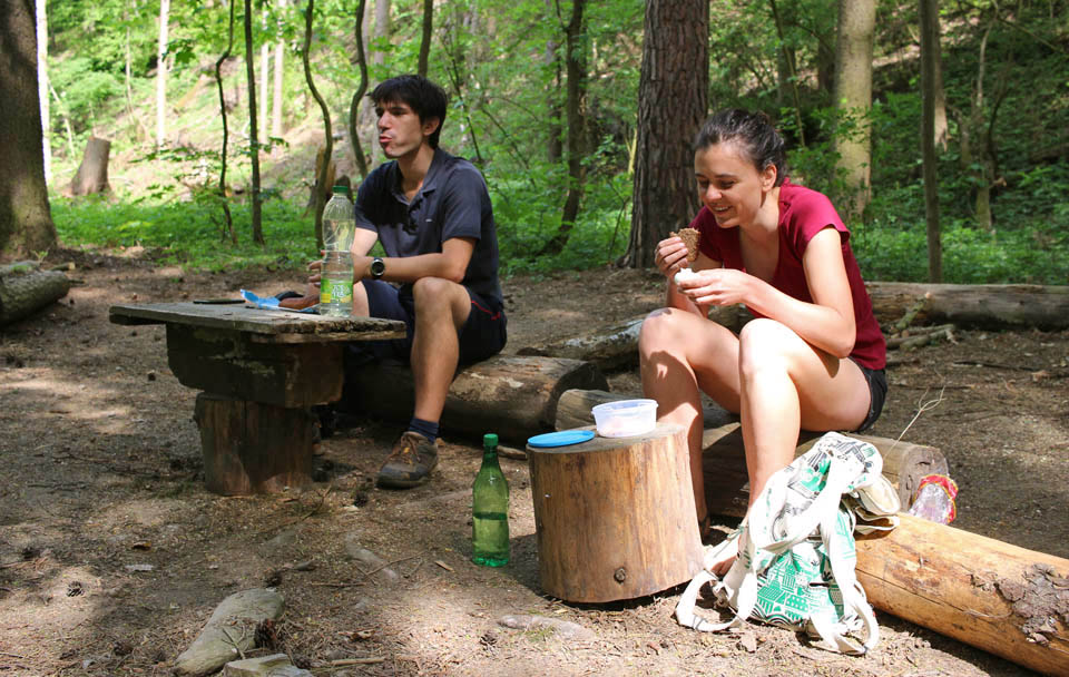 Zbývající účastníci výletu Ďábel a Opi. Vím sice, že u jídla se nemají lidi fotit, ale když ona měla Opi vejce!