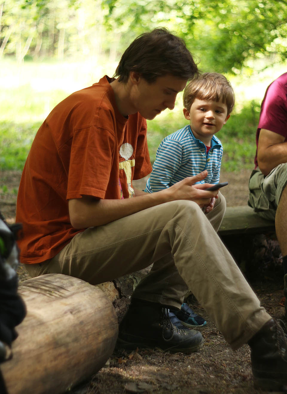Hyňas učí na Foglarově tábořišti Tondu, jak pracovat s mobilem.