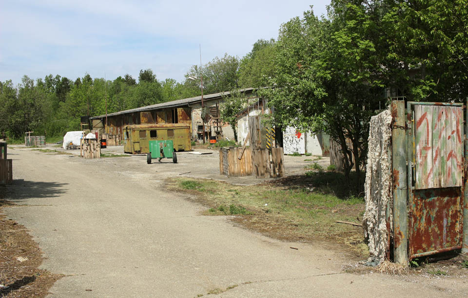 Kvůli dohodnutému <a href="/clanek/399">focení brněnského podzemí</a> jsem musel akci opustit ještě před půlkou trasy. Těsně nad soutokem Chvojnice a Oslavy jsem se otočil k sveru a záhy narazil na ketkovickou protileteckou základnu, ze které je nyní paintballová základna. Nadšení střelci bohužel zničili spoustu historicky zajímavých věcí, takže momentálně tato základna vypadá hůř než její <a href="/Tema/Raketová základna Omice">sestra v Omicích</a>.