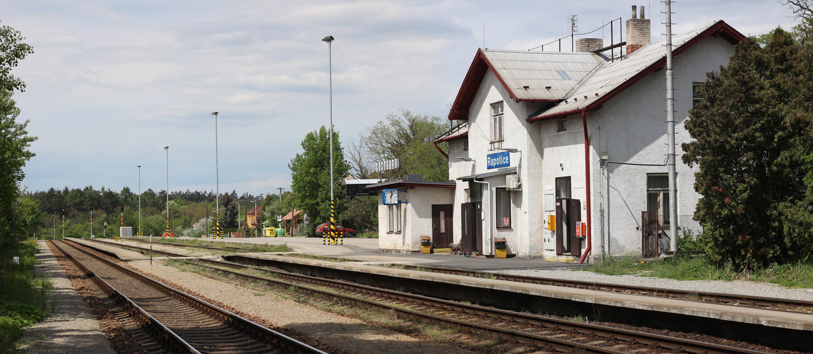 <a href="/Tema/Rapotice (žst)">Železniční stanice Rapotice</a> je pořád stejně útulná. Otázkou však zůstává, zda přežije dokončení modernizace <a href="/Tema/Železniční trať Brno–Jihlava">transverzální dráhy</a>.
