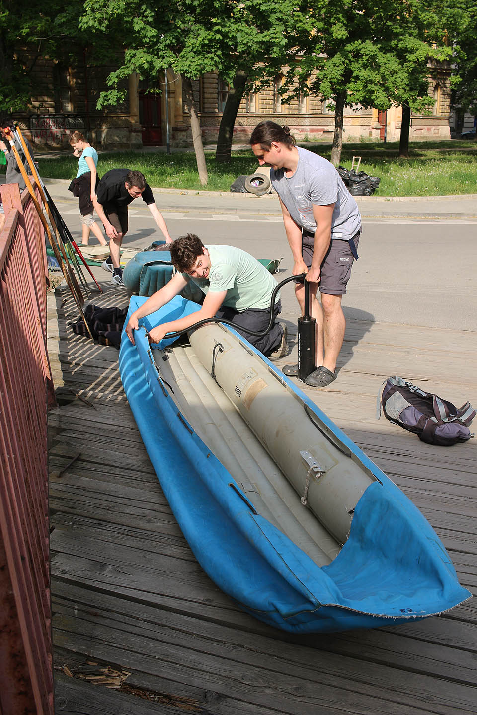 Plavbu po Svitavském náhonu jsme podnikli v nafukovacích člunek, Pálavách. Jsou to v podstatě nezničitelné koráby, takové traktory našeho pátrání ve vodním Brně.