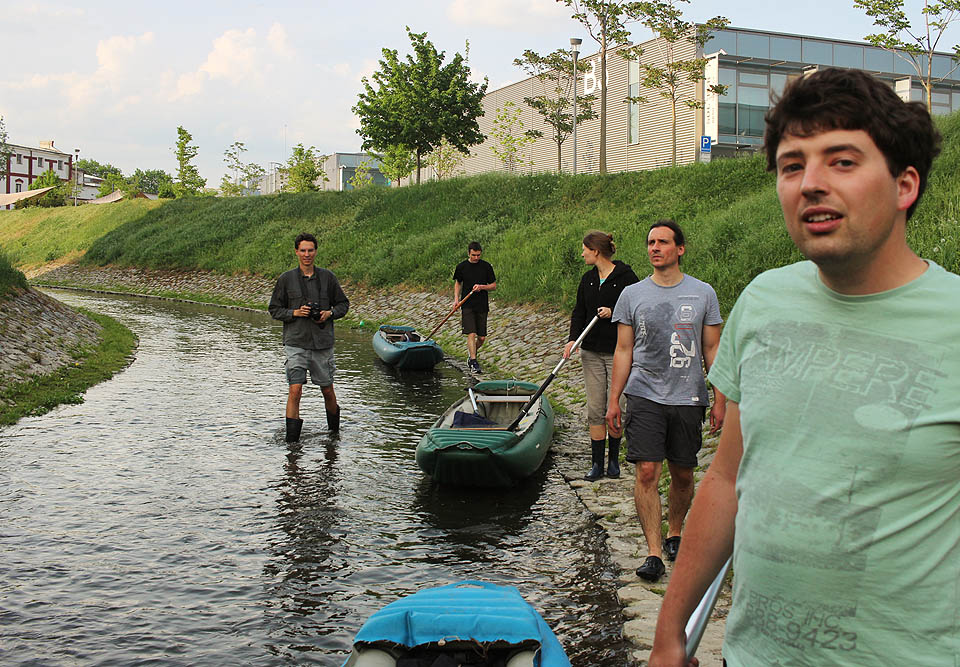 Upravený tok skrze škrobárny znamenal rychlejší tok vody a tím pádem nižší hloubku. Většinu trasy jsme tak táhli lodě po jakési mininavigaci.