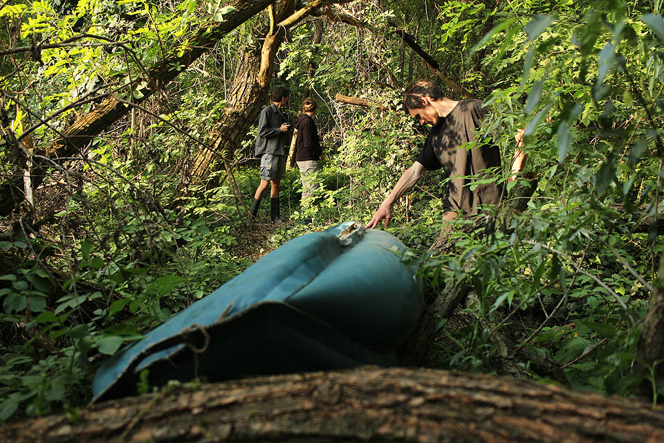 Kdybychom měli mačetu, určitě by na naší cestě nezahálela. Po vodě jsme se dostali do míst, odkud nebylo snadné se dostat. V lese za Škrobárenskou ulicí jsme si připadali zhruba jako Alberto Vojtěch Frič v jihomaerickém pralese.