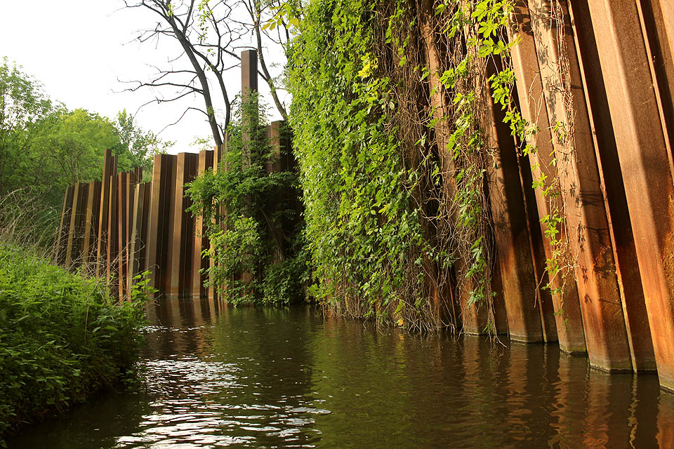 Ale nebylo jen zle. Krásné výhledy třeba na Larsenovy norné stěny zaplašily všechny chmury a plulo se dál a dál.