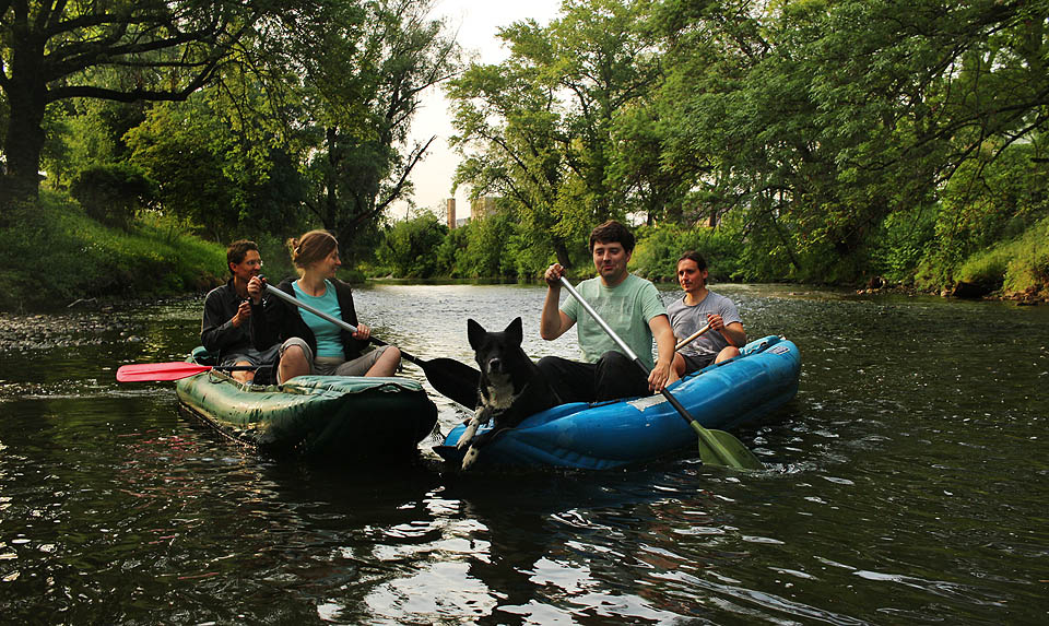 Domů se nám ještě nechtělo, a tak jsme se se všemi třemi loděmi pustili dál po proudu. Až kam to půjde nebo dokud nás nezláká některá vodácká hodpoda, které se začínají i pod Brnem objevovat.