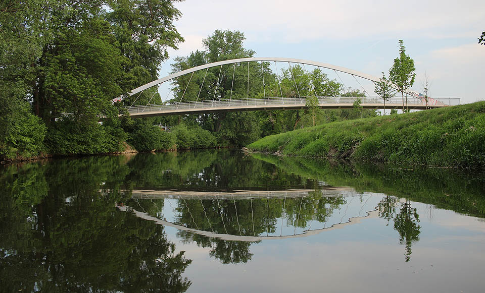 Nová lávka spojuje ulici K Lávce se sportovním areálem na Hněvkovského. Kdysi jsme tu chtěli mít klubovnu. Ahoj!
