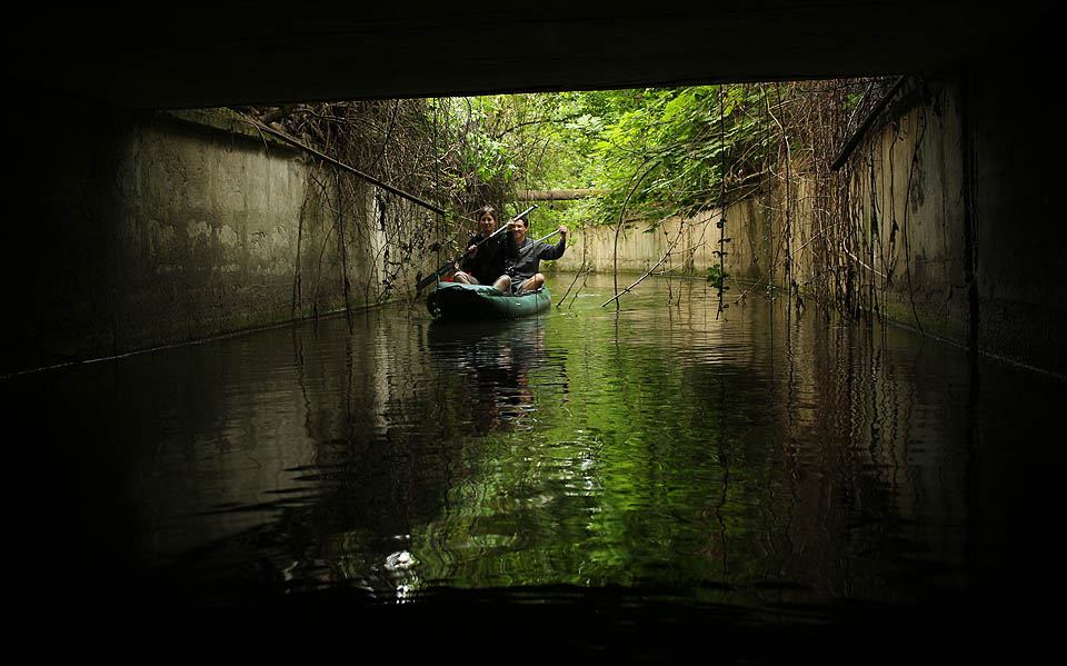 Nejsevernějším bodem naší cesty se stalo <a href="/Tema/Tunel Ponávky za Rumištěm">ústí tunelu Svitavského náhonu</a> pod ulicemi Mlýnskou, Rumištěm, Křenovou a Vlhkou. Dál do tmy a chladu jsme se tentokrát nepouštěli.