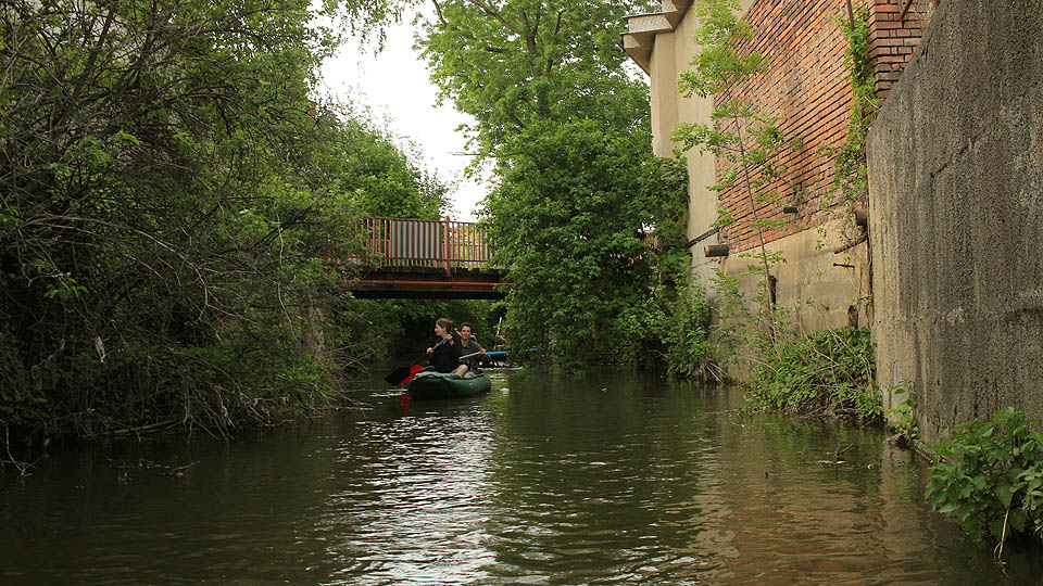 Když ještě <a href="/Tema/Vlněna">Vlněna</a> stála, nacházel se v houštinách za ní starý most. Na ocelových nosnících kdysi ležely dřevěné trámy, zpuchřelé tak, že přejít na druhou stranu bylo jen pro nejodvážnější. A tam most končil v plotu opuštěné zahrady. Škoda takových míst.