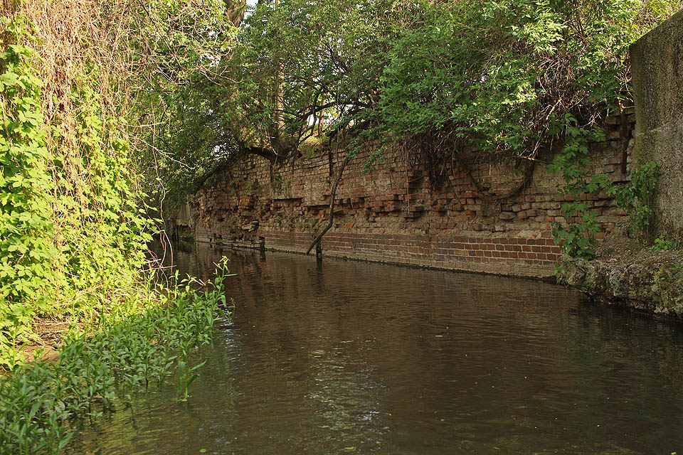 Do Komárova vplouváme podél rostodivné nábřežní zdi. Ta asi taky ještě pamatuje císařpána.