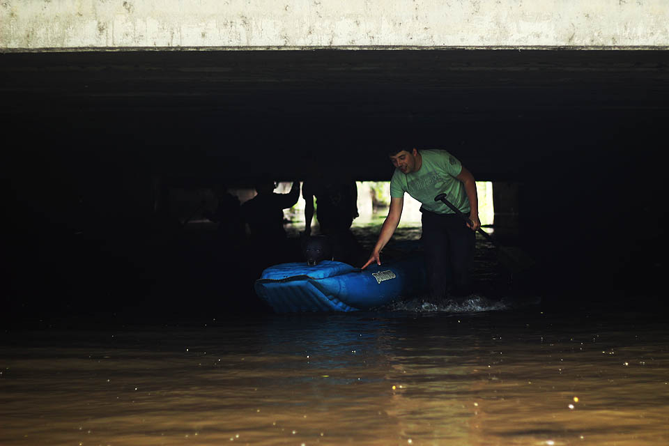 Rok 2018 se zatím jeví jako neobyčejně suchý, což se podepsalo i na stavu vody. Nejdenou jsme museli vylézt z lodi a táhnout ji po kamenitém dně. Lukášovu psovi, zvanému Kocour, se však zatím do vody nechce.