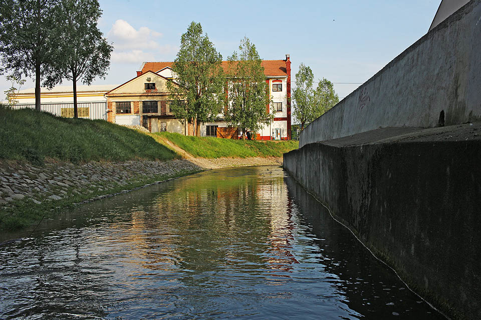 V brněnských škrobárnách teče <a href="/Tema/Svitavský náhon">Svitavský náhon</a> odkrytým a nově upraveným korytem. Je tu hezky, ale industriální poetika místa je pryč.