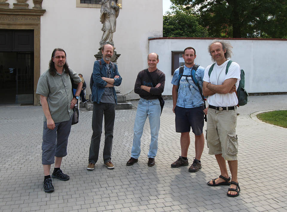 Rolf neváhal ani vteřinu a po náhodném setkání s výtvarníky ihned zaplnil uprázdněné místo a požádal o přijetí mezi slavné ilustrátory Bobří stopy. Prý umí docela hezky vyšívat.