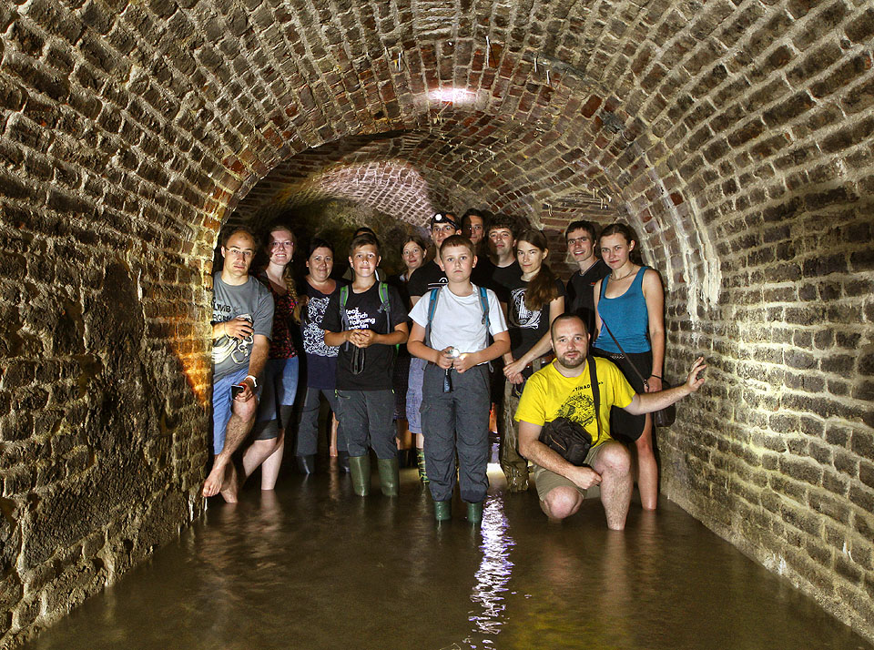 Ve středu jsme každodenní řetěz stěhování alespoň na půl odpoledne přerušili návštěvou ve <a href="/Tema/Sklepy hospody U veliké dýmky">sklepech pod hostincem U veliké dýmky</a>. Pak jsme ale všešchny účastníky zapříhli do stěhovacích prací - celkem nás pak bylo jedenáct a práce šla násobně rychleji. Ve středu jsme každodenní řetěz stěhování alespoň na půl odpoledne přerušili návštěvou ve <a href="/Tema/Sklepy hospody U veliké dýmky">sklepech pod hostincem U veliké dýmky</a>. Pak jsme ale všešchny účastníky zapříhli do stěhovacích prací - celkem nás pak bylo jedenáct a práce šla násobně rychleji.