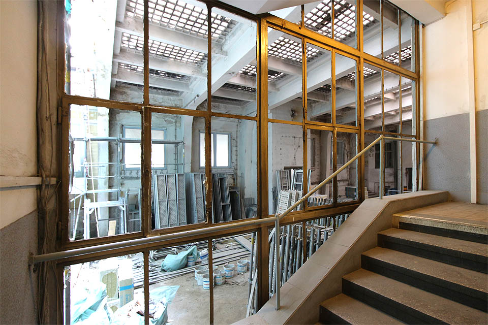 Součástí rekonstrukce bylo ještě za plného provozu vytlučení skla z prosklené stěny v budově <a href="/tema/Moravská typografie">Moravské typografie</a>. Součástí rekonstrukce bylo ještě za plného provozu vytlučení skla z prosklené stěny v budově <a href="/tema/Moravská typografie">Moravské typografie</a>.