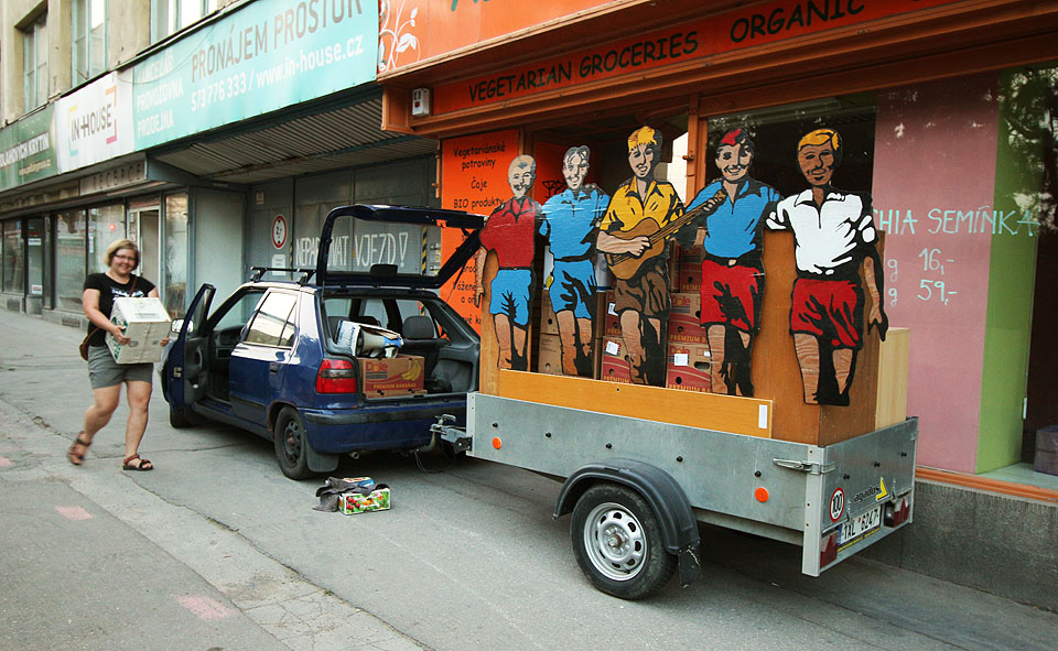 A kluci už se vezou s námi do svého nového působiště. A kluci už se vezou s námi do svého nového působiště.