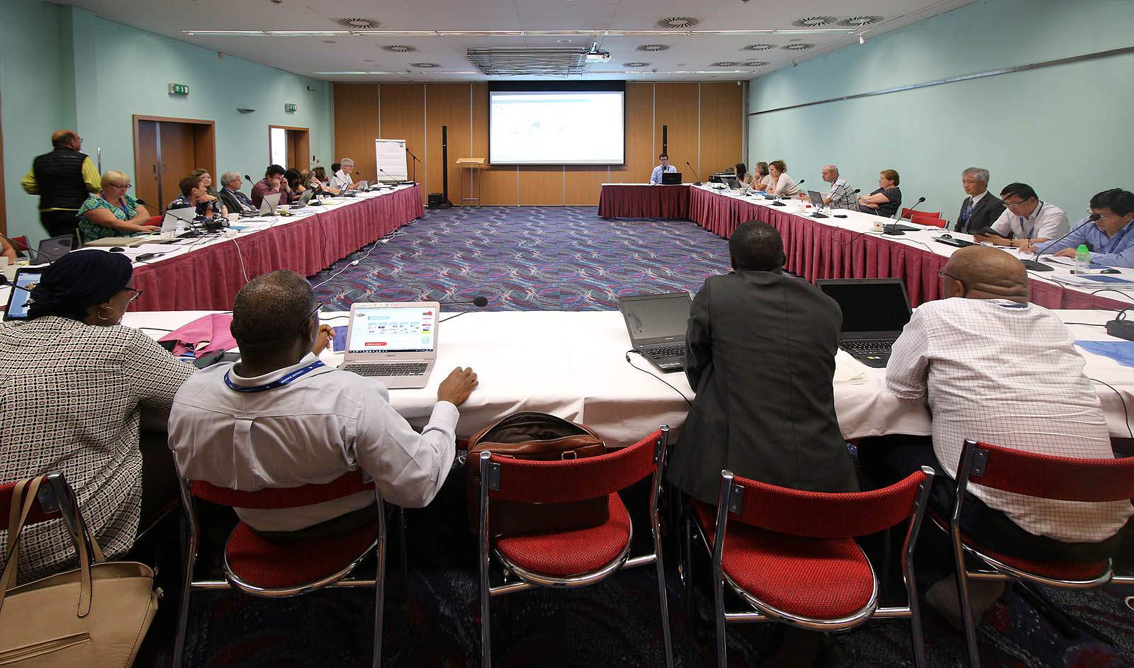 Zástupci regionů jsou vybíráni tak, aby ke slovu přišly i menší země. Stkali se tu proto zástupci Česka i Japonska, Moldavska, Lesotha, Číny i Peru.