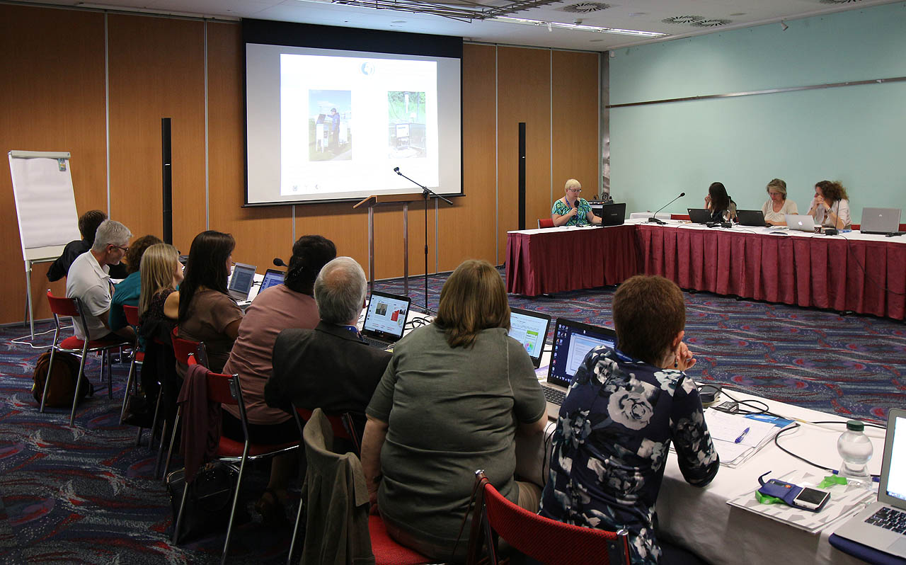 Konference probíhala po tři dny a vždy hned po jejím skončení jsem spěchal z hotelu Continental za roh na Moravské náměstí <a href="/clanek/403">stěhovat klubovnu SPJF</> do nových prostor v Mosilaně.