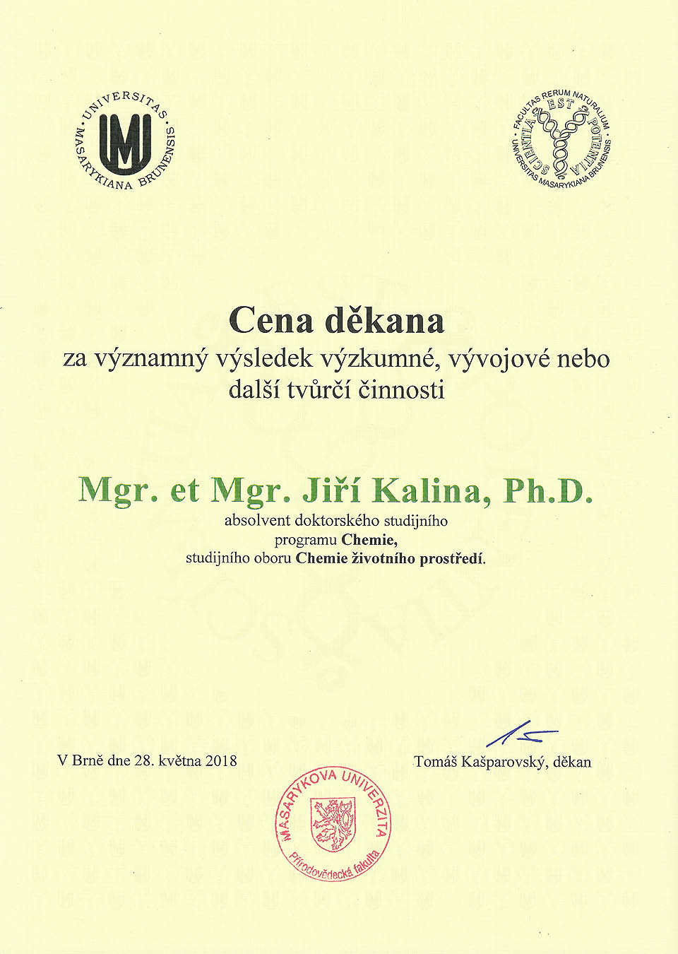 Diplom v červených deskách jsem sice nezískal, ale navíc mám mimo diplomu v modrých ještě cenu děkana v zelených deskách.