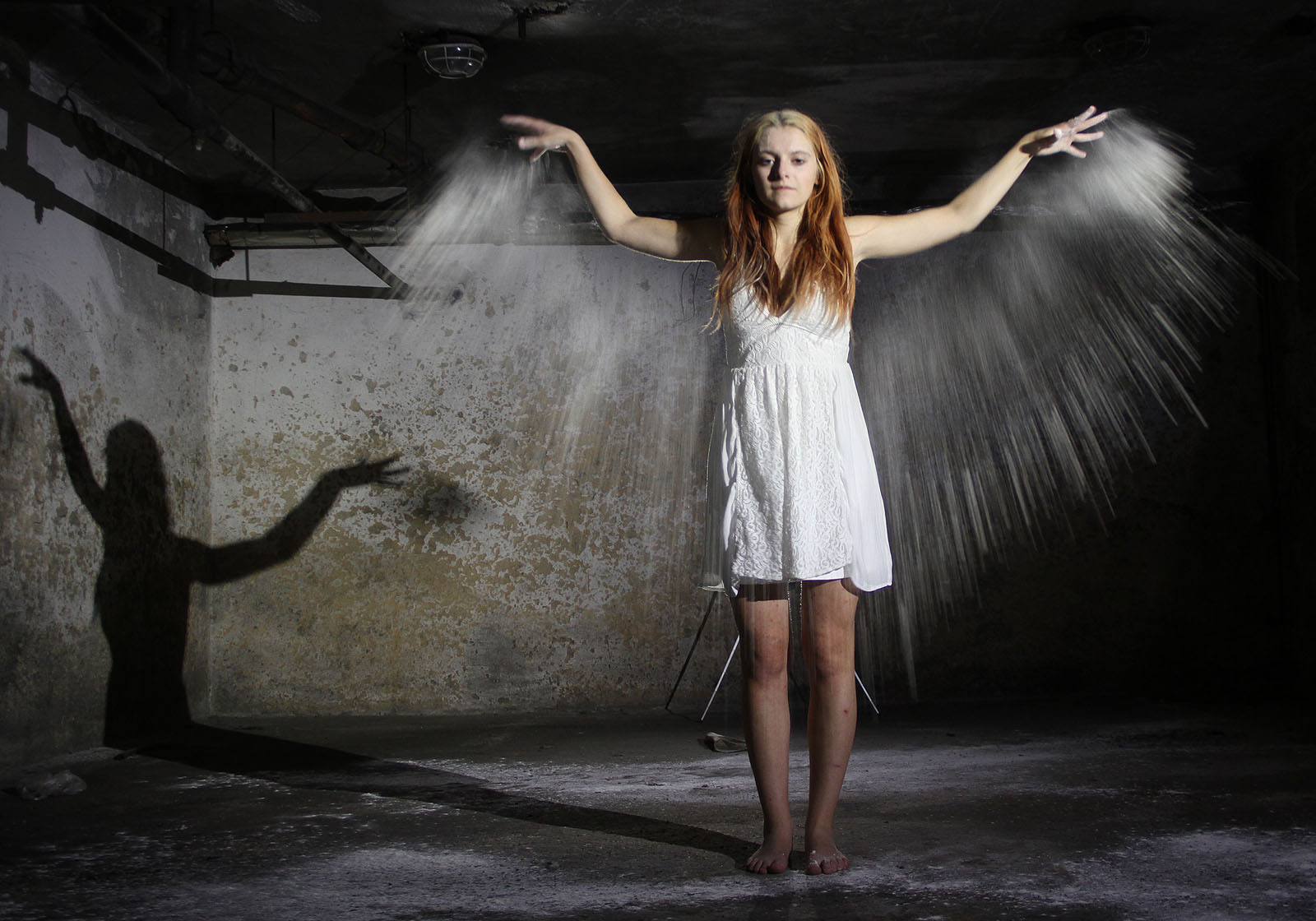 Kilo a půl hladké mouky stačilo k tomu, abchom vytvořili několik andělských fotek v podzemí raketové základny a udělli radost hladovým mravencům.