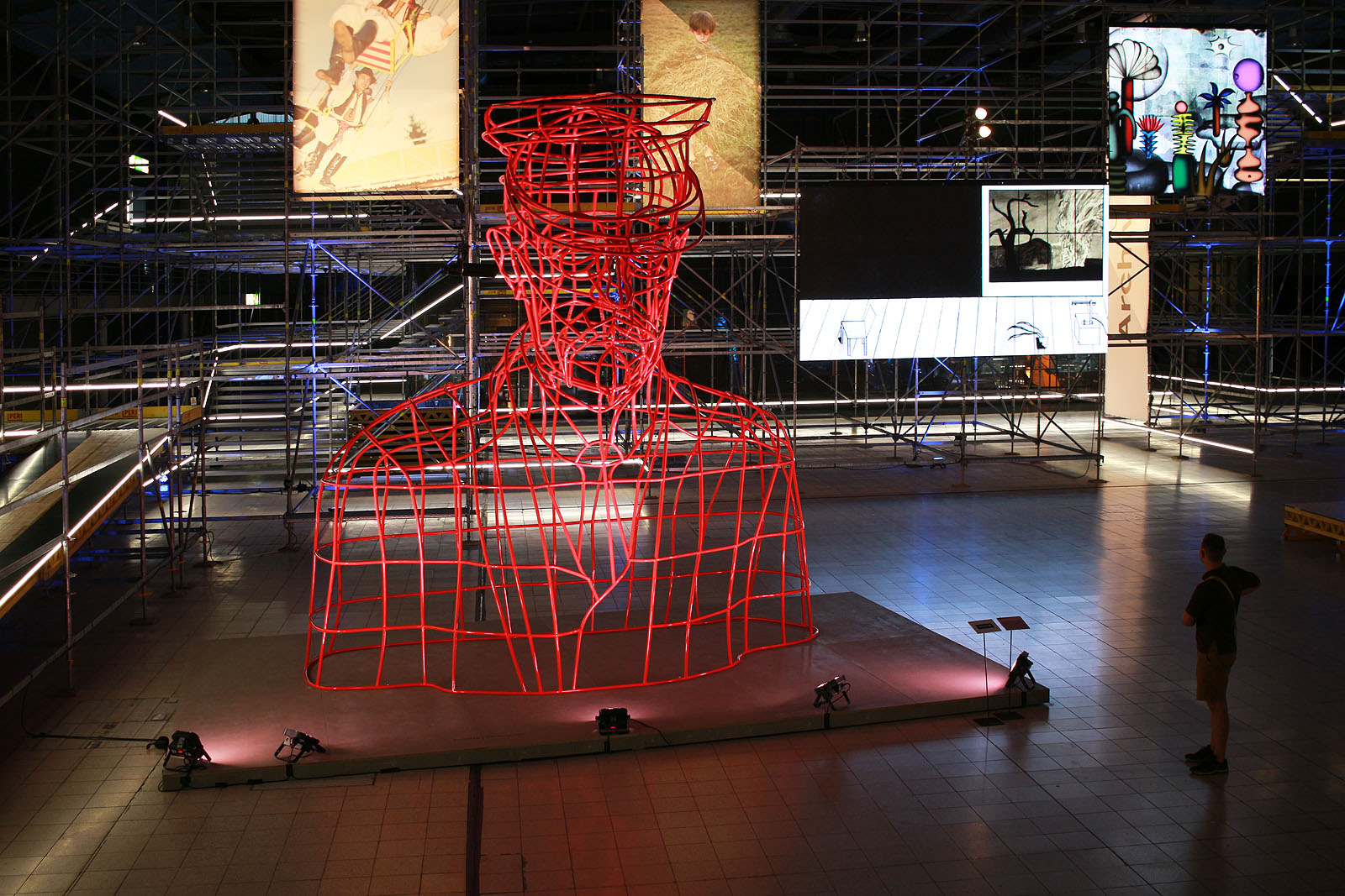 Plastika Tomáše Garrigue Masaryka ve tvaru prolézačky od Maxima Velčovského má jednu zásadní nevýhodu: nesmí se po ní lozit.