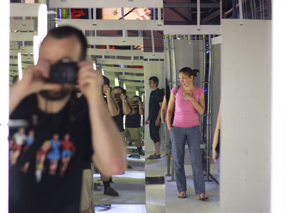 Po zbytek času jsem číhal v zrcadlovém labyrintu na náhodné slečny, abych je nenápadně vyfotil v nějakém odrazu.