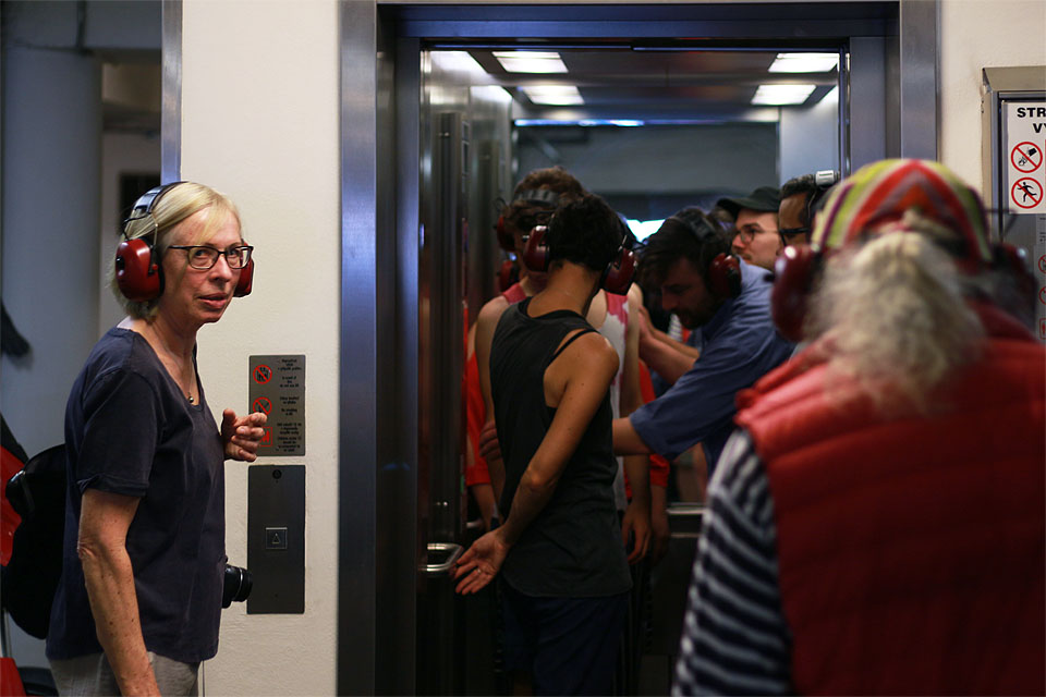 Sotva jsme si nasadili sluchátka, ponořili jsme e do jiného světa. Brno utichlo a namísto obvyklého hluku velkoměsta se do absolutního ticha ozývalo jen nejrůznější pípání, bzučení, šumění a další zvuky podle toho, kolem kterého přístroje jsme zrovna procházeli. Výtah byl jako malá koncertní síň.