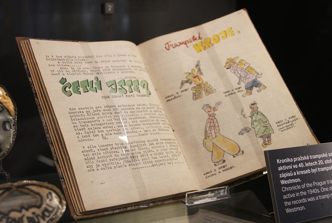 Různě starých a různě zajímavých kronik trampských osad je na jejich výstavě hned několik. Škoda, že nelze otáčet stránkami, člověk by si s chutí početl o osudech jejich dávných pisatelů. 