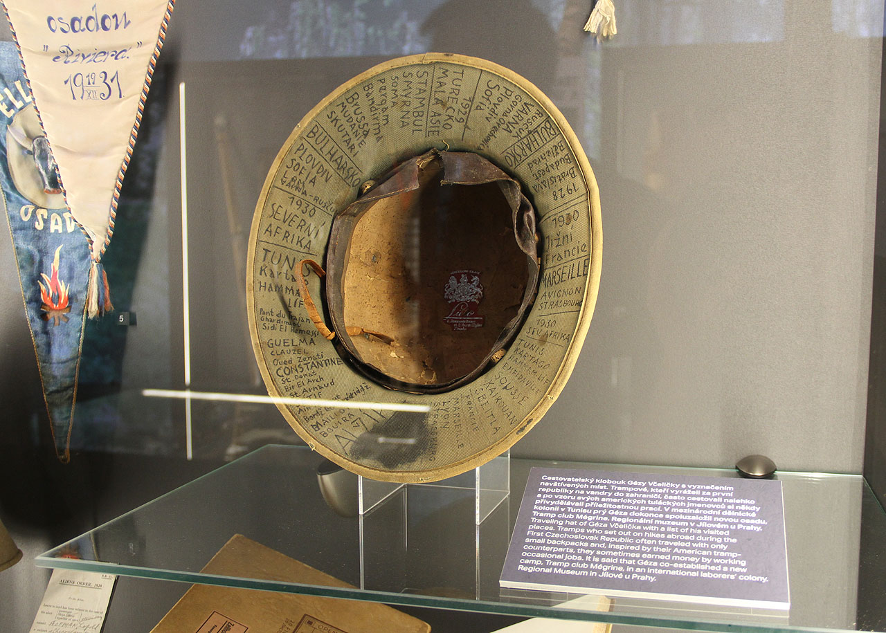 Jedním z nejlepších exponátů na výstavě byl klobouk Gézy Včeličky, který si na jeho dýnko značil všechna místa, jimiž na třech kontinentech při svém trampském putování prošel.