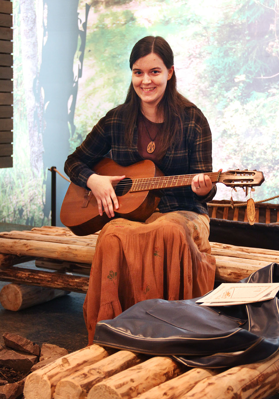 Kawi stojí za lecčíms tak trošku v pozadí, jako taková šedá (zelená, hnědá) eminence. Na kytrau prý hraje ale jen na fotkách.