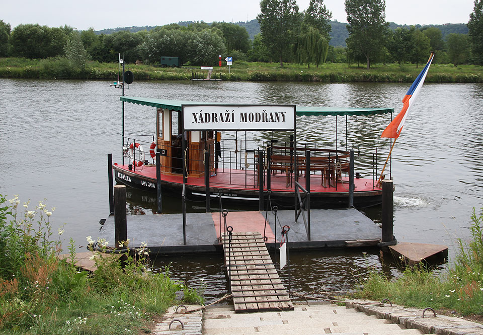 Po skončení vernisáže jsme s Moukou zamířili ještě prozkouzmat <a href="/Tema/Praha-Modřany (žst)">nádraží v Modřanech</a>. Z levého břehu jsme se k <a href="/Tema/Praha-Modřany zastávka (žzast v obvodu žst)">železniční zastávce</a> dostali díky jedné z linek městskodopravního přívozu.