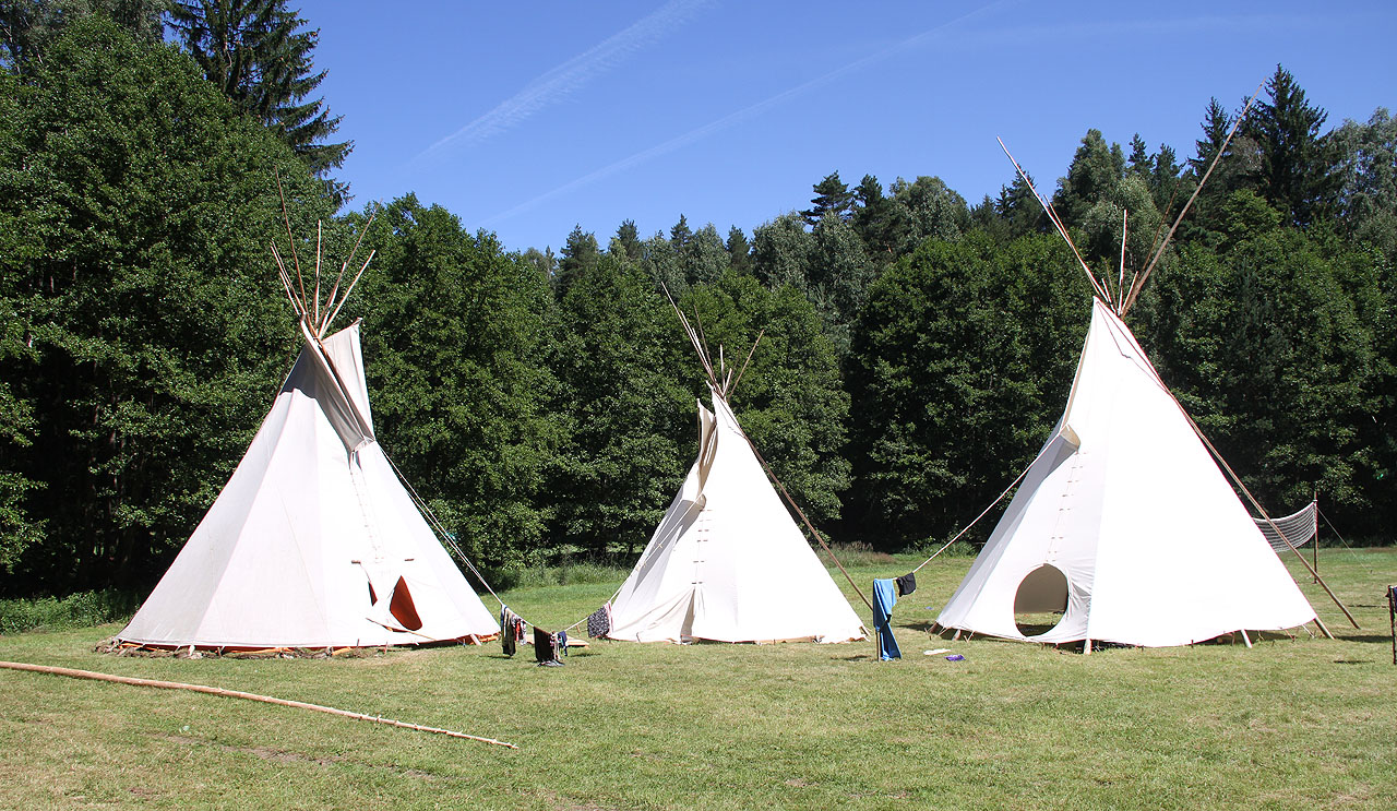 Na tábor letos jelo zejména díky Voltovi a Anežce rekordních 22 dětí a 6 vedoucích. To vyžadovalo taky rekordní počet stanů - na louce u Hrbova vyrostlo celkem 5 indiánských tanů týpí.